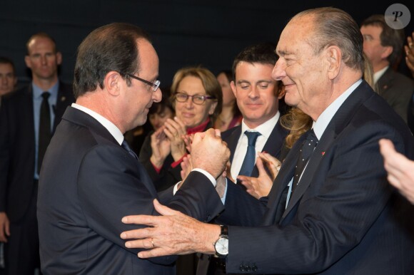 Jacques Chirac souriant et François Hollande, accompagnés de Bernadette Chirac et Valérie Trierweiler, au Musée du Quai Branly à Paris pour la remise du prix de la Fondation Chirac pour la prévention des conflits, le 21 novembre 2013.