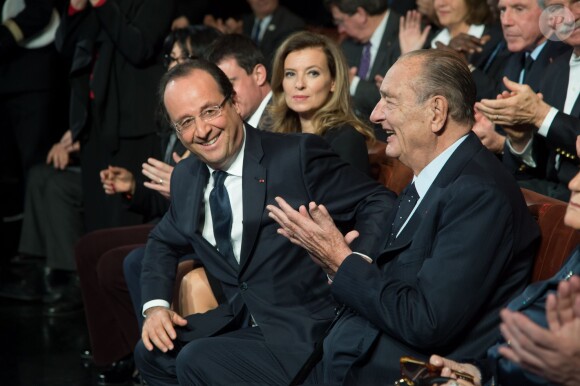 Jacques Chirac souriant et François Hollande, accompagnés de Bernadette Chirac et Valérie Trierweiler, au Musée du Quai Branly à Paris pour la remise du prix de la Fondation Chirac pour la prévention des conflits, le 21 novembre 2013.