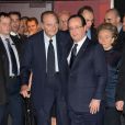 Jacques Chirac souriant et François Hollande, accompagnés de Bernadette Chirac et Valérie Trierweiler, au Musée du Quai Branly à Paris pour la remise du prix de la Fondation Chirac pour la prévention des conflits, le 21 novembre 2013.