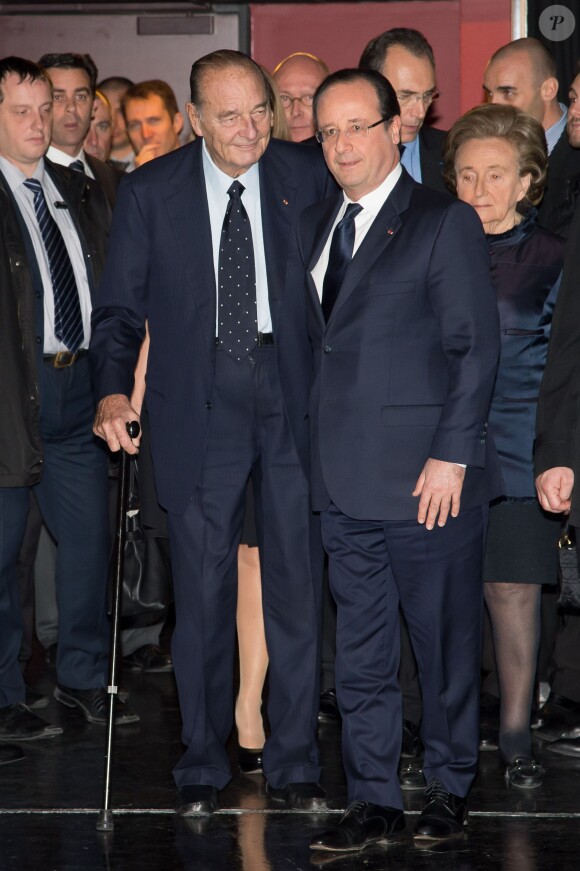 Jacques Chirac souriant et François Hollande, accompagnés de Bernadette Chirac et Valérie Trierweiler, au Musée du Quai Branly à Paris pour la remise du prix de la Fondation Chirac pour la prévention des conflits, le 21 novembre 2013.