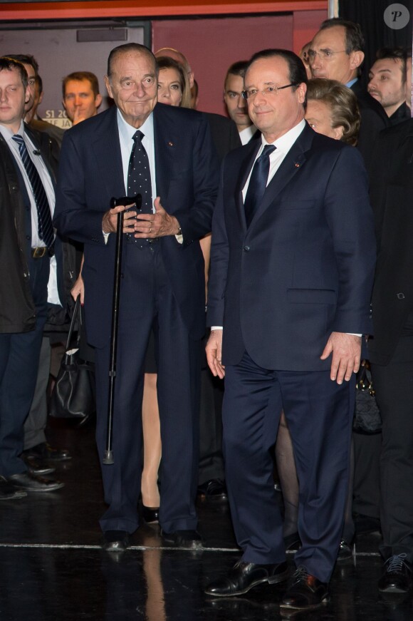 Jacques Chirac souriant et François Hollande, accompagnés de Bernadette Chirac et Valérie Trierweiler, au Musée du Quai Branly à Paris pour la remise du prix de la Fondation Chirac pour la prévention des conflits, le 21 novembre 2013.