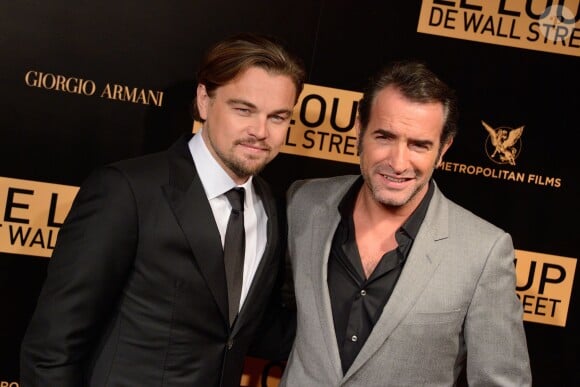 Leonardo DiCaprio (en Giorgio Armani) et Jean Dujardin à l'avant-première mondiale du film Le Loup de Wall Street au cinéma Gaumont Opéra à Paris le 9 décembre 2013.