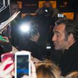 Jean Dujardin signe des autographes à l'avant-première mondiale du film Le Loup de Wall Street au cinéma Gaumont Opéra à Paris le 9 décembre 2013.