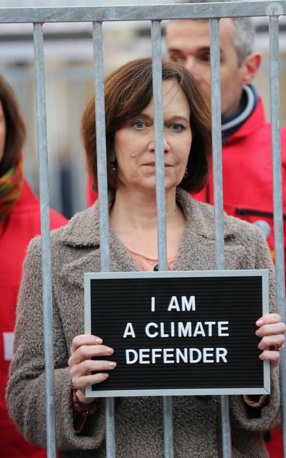 Laurence Rossignol proteste contre l'emprisonnement de 28 militants de Greenpeace en Russie, au Palais Royal à Paris, le 15 novembre 2013. 