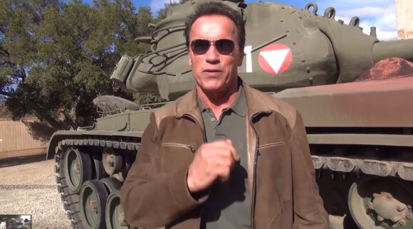 Arnold Schwarzenegger lance un appel aux dons pour l'association qu'il a fondée en faveur des enfants défavorisés et propose aux généreux donateurs de monter dans son tank Sherman - décembre 2013