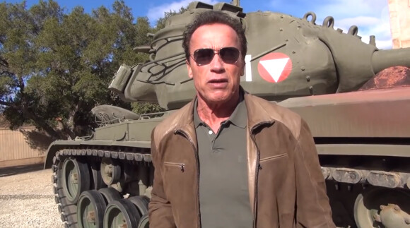 L'acteur Arnold Schwarzenegger lance un appel aux dons pour l'association qu'il a fondée en faveur des enfants défavorisés et propose aux généreux donateurs de monter dans son tank Sherman - décembre 2013