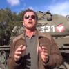 Arnold Schwarzenegger fait un appel aux dons pour l'ONG qu'il a fondée en faveur des enfants défavorisés et propose aux généreux donateurs de monter dans son tank Sherman - décembre 2013