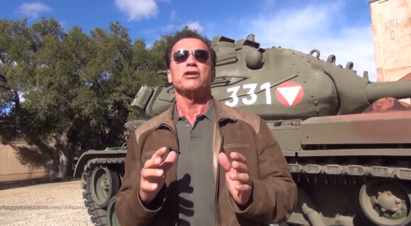 Arnold Schwarzenegger fait un appel aux dons pour l'ONG qu'il a fondée en faveur des enfants défavorisés et propose aux généreux donateurs de monter dans son tank Sherman - décembre 2013
