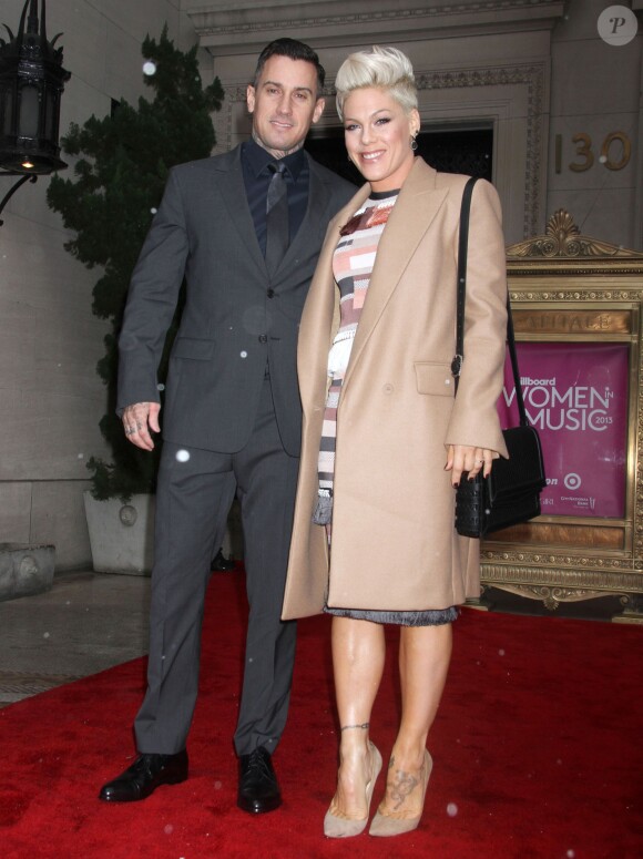 La chanteuse Pink et son mari Carey Hart arrivent au déjeuner "Billboard In Music" à New York, le 10 décembre 2013.