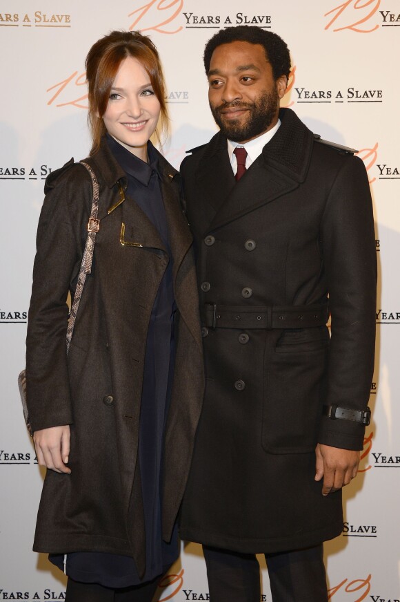 Chiwetel Ejiofor et sa compagne Sari Mercer lors de la première du film 12 Years a Slave à l'UGC Normandie, Paris, le 11 décembre 2013.