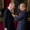 Le prince Charles remettant le 11 décembre 2013 au palais St James les médailles Prince de Galles pour le mécénat dans les arts