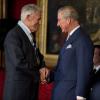 Le prince Charles remettant le 11 décembre 2013 au palais St James les médailles Prince de Galles pour le mécénat dans les arts