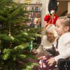 Camilla Parker Bowles avait invité des enfants malades à décorer un sapin de Noël à Clarence House le 11 décembre 2013