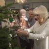 Camilla Parker Bowles avait invité des enfants malades à décorer un sapin de Noël à Clarence House le 11 décembre 2013