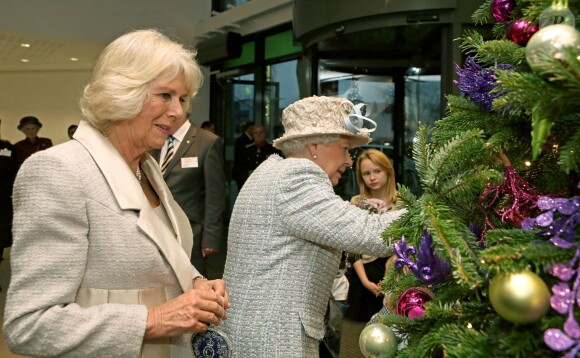 La reine Elizabeth II et la duchesse Camilla en visite chez Barnardo's le 10 décembre 2013. Les deux femmes ont décoré le sapin de Noël.