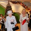 La reine Elizabeth II et la duchesse Camilla en visite chez Barnardo's le 10 décembre 2013. Les deux femmes ont décoré le sapin de Noël.