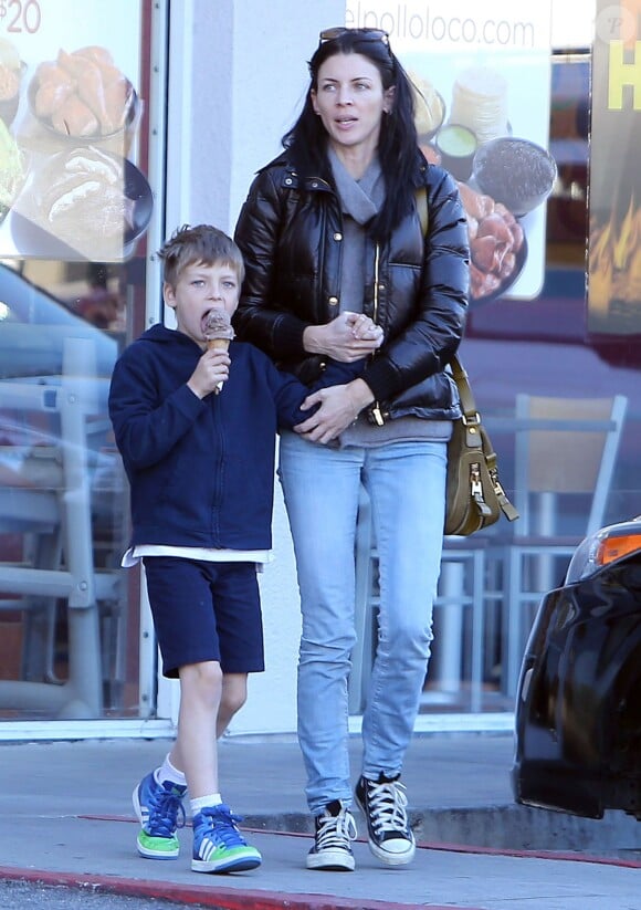 Exclusif - Liberty Ross et son fils, qui mange une glace, dans les rues de Los Angeles, le 10 novembre 2013.