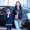 Exclusif - Liberty Ross et son fils Tennyson, qui mange une glace, dans les rues de Los Angeles, le 10 novembre 2013.