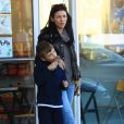 Exclusif - Liberty Ross et son fils Tennyson, qui mange une glace, dans les rues de Los Angeles, le 10 novembre 2013.