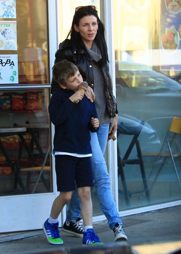 Exclusif - Liberty Ross et son fils Tennyson, qui mange une glace, dans les rues de Los Angeles, le 10 novembre 2013.