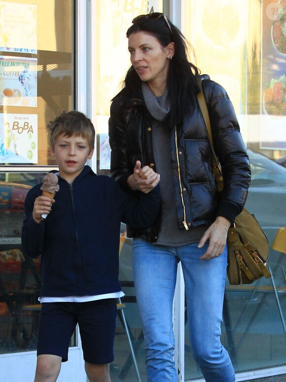 Exclusif - Liberty Ross et son fils Tennyson, qui mange une glace, dans les rues de Los Angeles, le 10 novembre 2013.