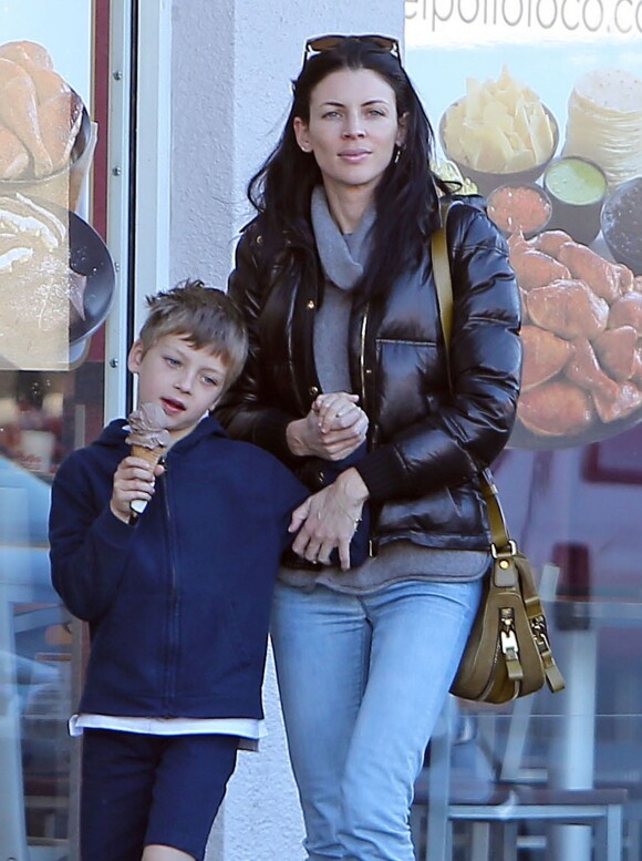 Exclusif - Liberty Ross et son fils Tennyson, qui mange une glace, dans les rues de Los Angeles, le 10 novembre 2013.