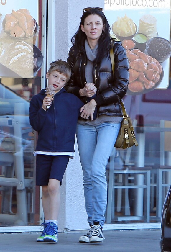 Exclusif - Liberty Ross et son fils Tennyson, qui mange une glace, dans les rues de Los Angeles, le 10 novembre 2013.