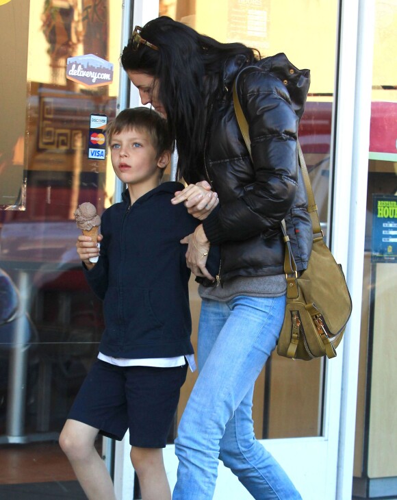 Exclusif - Liberty Ross et son fils dans les rues de Los Angeles, le 10 novembre 2013.