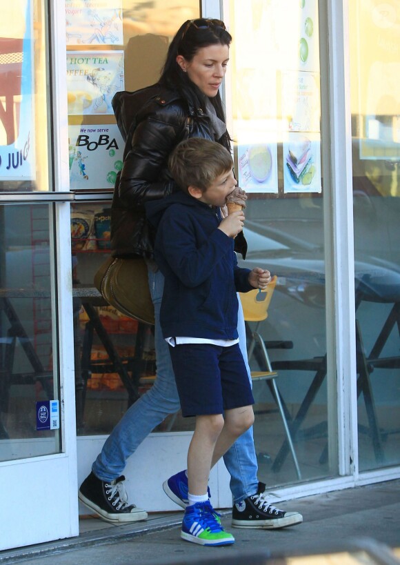 Exclusif - Liberty Ross et son fils Tennyson, qui mange une glace, dans les rues de Los Angeles, le 10 novembre 2013.