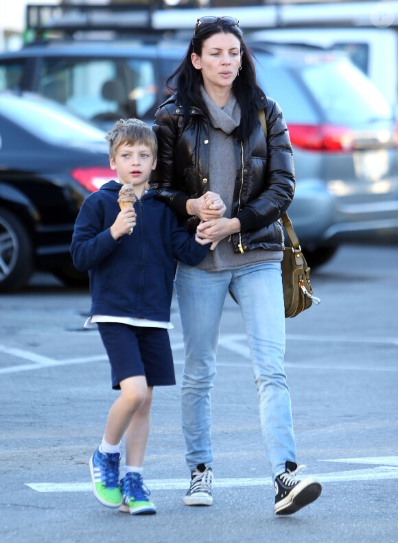 Exclusif - Liberty Ross et son fils Tennyson, qui mange une glace, dans les rues de Los Angeles, le 10 novembre 2013.