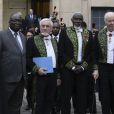 Jean Cardo, Ousmane Sow et Arnaud d'Hauterives lors de l'intronisation de l'artiste sénégalais Ousmane Sow à l'Académie des beaux-arts à Paris le 11 decembre 2013.
