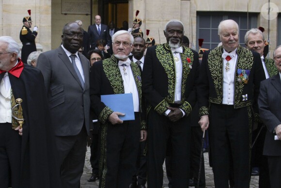 Jean Cardo, Ousmane Sow et Arnaud d'Hauterives lors de l'intronisation de l'artiste sénégalais Ousmane Sow à l'Académie des beaux-arts à Paris le 11 decembre 2013.
