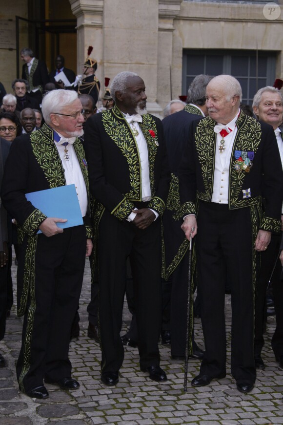 Jean Cardo, Ousmane Sow et Arnaud d'Hauterives lors de l'intronisation de l'artiste sénégalais Ousmane Sow à l'Académie des beaux-arts à Paris le 11 decembre 2013.