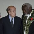 Lucien Clergue, Valery Giscard d'Estaing et Ousmane Sow lors de l'intronisation de l'artiste sénégalais Ousmane Sow à l'Académie des beaux-arts à Paris le 11 decembre 2013.