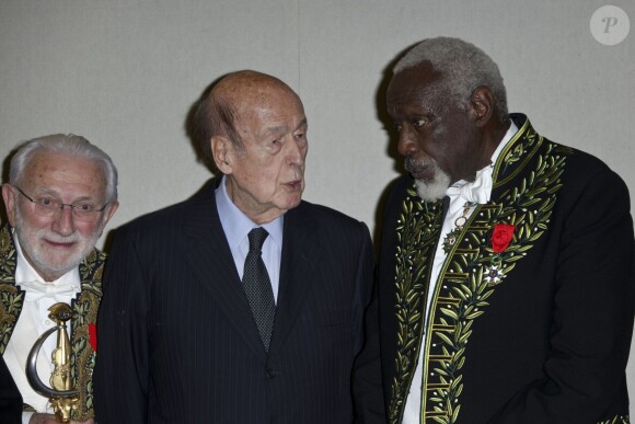 Lucien Clergue, Valery Giscard d'Estaing et Ousmane Sow lors de l'intronisation de l'artiste sénégalais Ousmane Sow à l'Académie des beaux-arts à Paris le 11 decembre 2013.