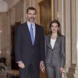  Le prince Felipe et la princesse Letizia d'Espagne posent, sérieux, à la Zarzuela le 11 décembre 2013 pour la réunion du conseil de la Fondation Prince de Gérone. 