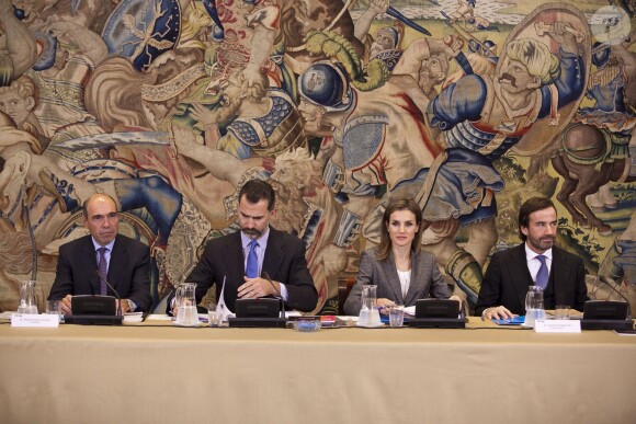 Le prince Felipe et la princesse Letizia à l'oeuvre à la Zarzuela le 11 décembre 2013 lors de la réunion du conseil de la Fondation Prince de Gérone.