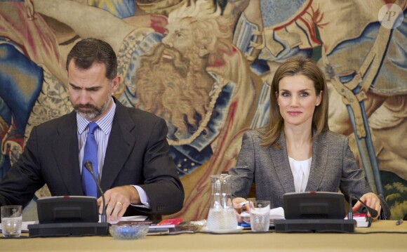 Felipe et Letizia d'Espagne en plein travail à la Zarzuela le 11 décembre 2013 pour la réunion du conseil de la Fondation Prince de Gérone.