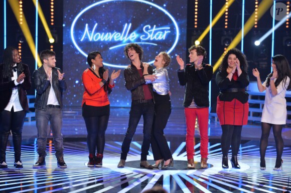 Yseult, Mehdi, Claudia, Alvaro, Leopoldine, Mathieu, Julie et Dana sur le  prime de la Nouvelle Star 2014, le 12 décembre 2013.