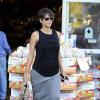 Halle Berry sort d'un primeur à West Hollywood, le 12 décembre 2013. Ce sont les premières photos de la jeune maman de Maceo depuis son accouchement.