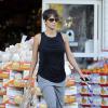 Halle Berry fait du shopping dans les rues de West Hollywood, le 12 décembre 2013. La jeune maman semble avoir retrouvé sa ligne.
