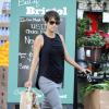Halle Berry fait du shopping dans les rues de West Hollywood. La jeune maman semble avoir retrouvé sa ligne, le 12 décembre 2013.