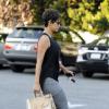 Halle Berry fait du shopping dans les rues de West Hollywood. La jeune maman semble avoir retrouvé sa ligne, le 12 décembre 2013.
