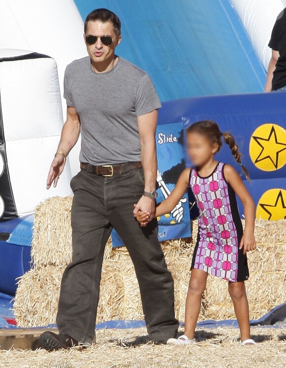 Olivier Martinez, qui vient d'avoir un fils avec sa femme Halle Berry, emmène la fille de cette dernière, Nahla Aubry, au Mr. Bones Pumpkin Patch à West Hollywood, le 7 octobre 2013.