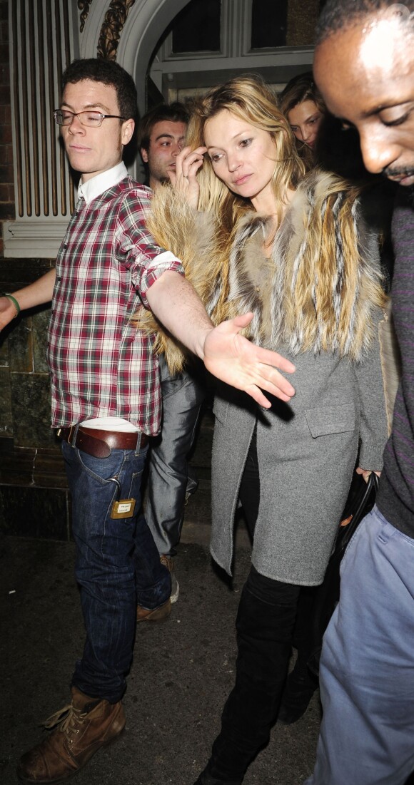 Kate Moss, sous bonne escorte à Londres, a assisté à un dîner de Noël de son amie Fran Cutler. Londres, le 10 décembre 2013.