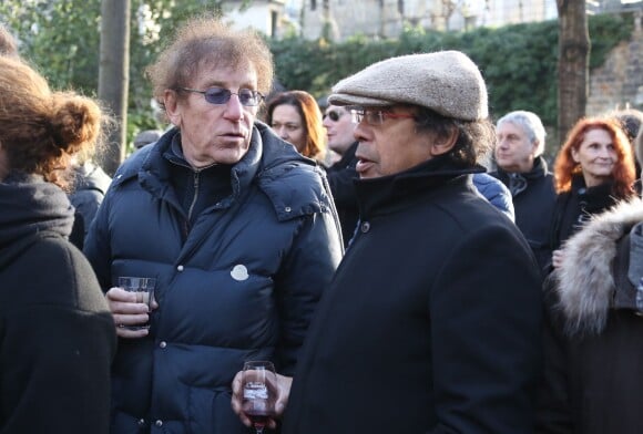 Alain Souchon et Laurent Voulzy aux obsèques de Jean-Louis Foulquier au cimetière de Montmartre à Paris le 14 décembre 2013.