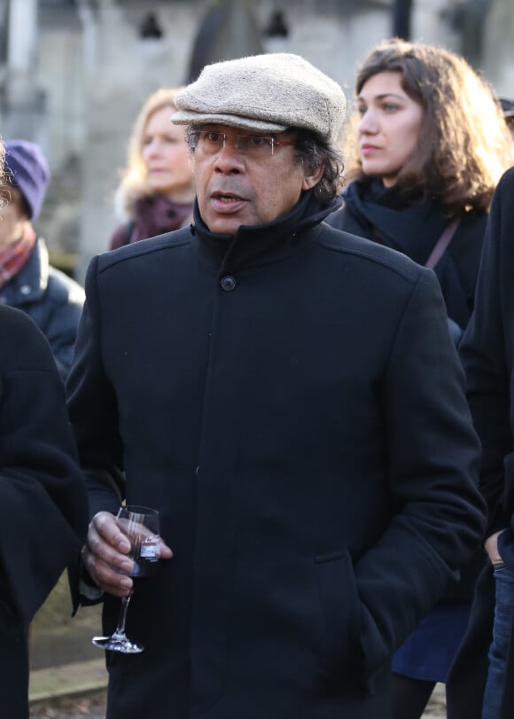 Laurent Voulzy aux obsèques de Jean-Louis Foulquier au cimetière de Montmartre à Paris le 14 décembre 2013.