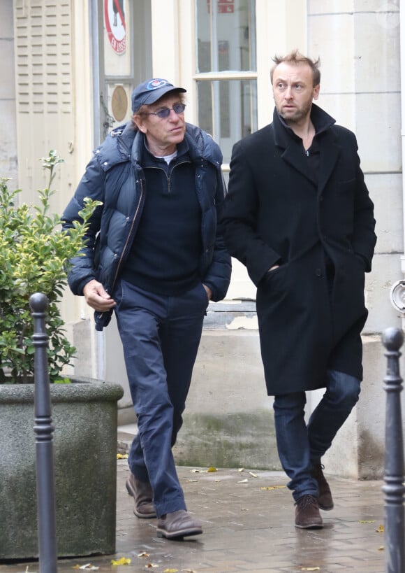 Alain Souchon et son fils Pierre aux obsèques de Jean-Louis Foulquier au cimetière de Montmartre à Paris le 14 décembre 2013.