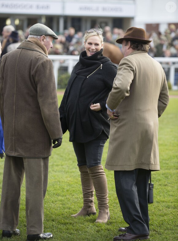 Le propriétaire de chevaux de course Trevor Hemmings, Zara Phillips et l'entraîneur Nicky Henderson assistent à la course hippique de Cheltenham, le 13 décembre 2013.