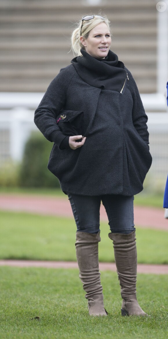 Zara Phillips, enceinte, lors de la course hippique de Cheltenham, le 13 décembre 2013.